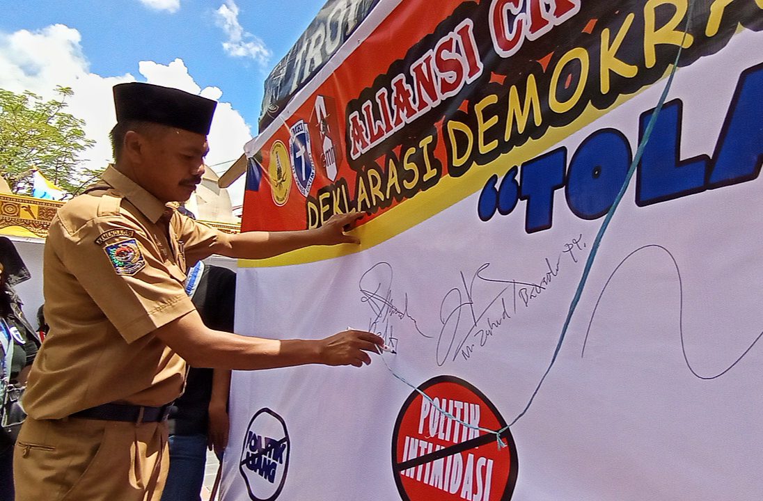 Bawaslu Tana Toraja dan Aliansi Cipayung Deklarasi Demokrasi Sehat di Makale 1 Bawaslu Tana Toraja dan Aliansi Cipayung Deklarasi Demokrasi Sehat di Makale