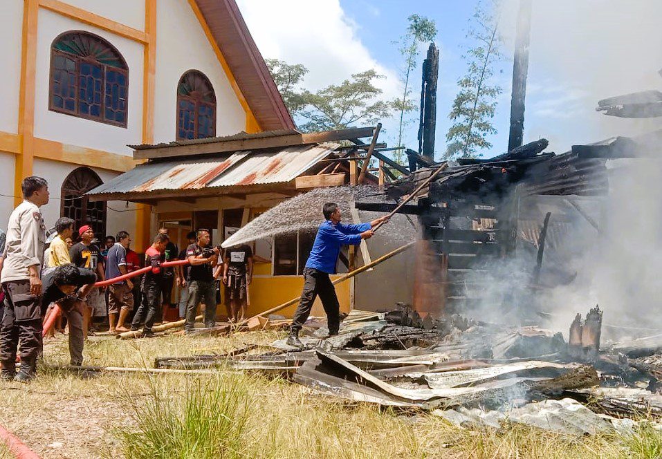 Rumah Panggung di Nanggala Toraja Utara Ludes Dilalap Api, Satu Jenazah Ikut Terbakar 2 Rumah Panggung di Nanggala Toraja Utara Ludes Dilalap Api, Satu Jenazah Ikut Terbakar