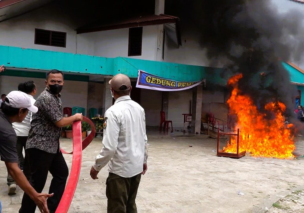 Kesepakatan Batal, KNPI Toraja Utara Dipaksa Tinggalkan Gedung Pemuda 2 Kesepakatan Batal, KNPI Toraja Utara Dipaksa Tinggalkan Gedung Pemuda