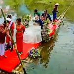 Unik, Pengantin di Toraja Utara Naik Rakit Ke Gereja