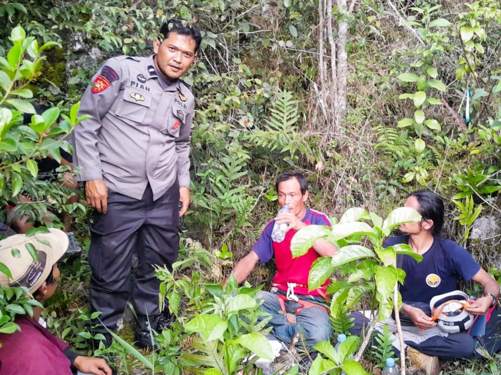 Nekat Naik Gunung Berujung Nyasar, Pria di Toraja Ngaku Dapat Bisikan Gaib 2 Nekat Naik Gunung Berujung Nyasar, Pria di Toraja Ngaku Dapat Bisikan Gaib