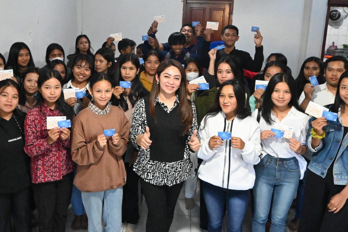 Dorong Peningkatan Kualitas SDM Di Toraja, Eva Rataba Bagikan Beasiswa KIP Kuliah