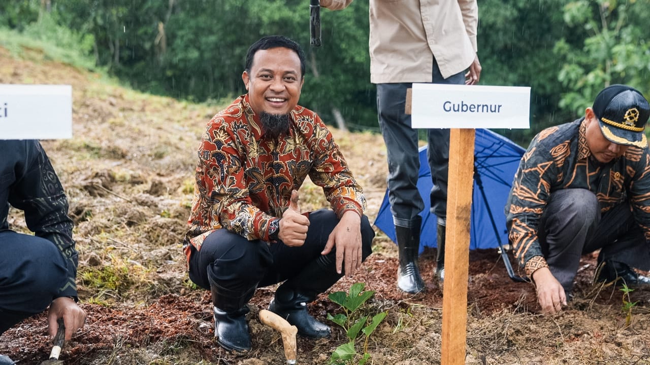 Kembalikan Kejayaan Sutera, Gubernur Andi Sudirman Kembali Tanam 1 Juta Bibit Murbei di Wajo