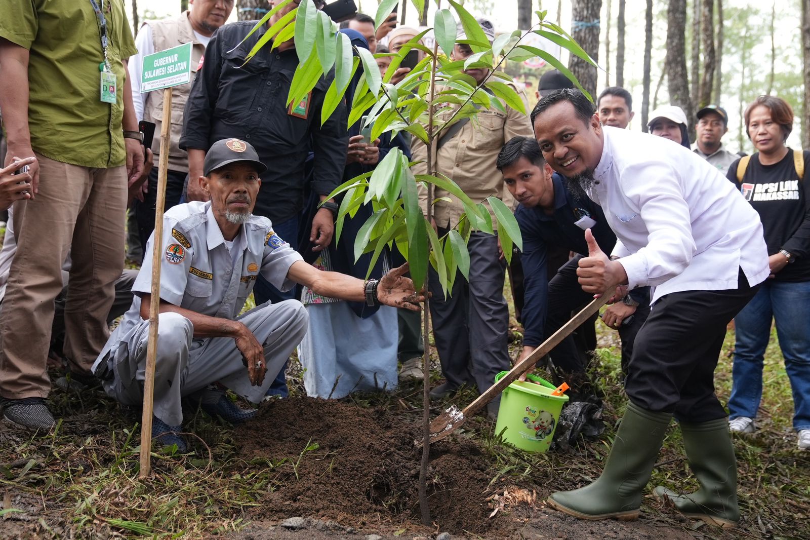 Gubernur Andi Sudirman Canangkan Gerakan Siswa Andalan Menanam 1 Juta Pohon