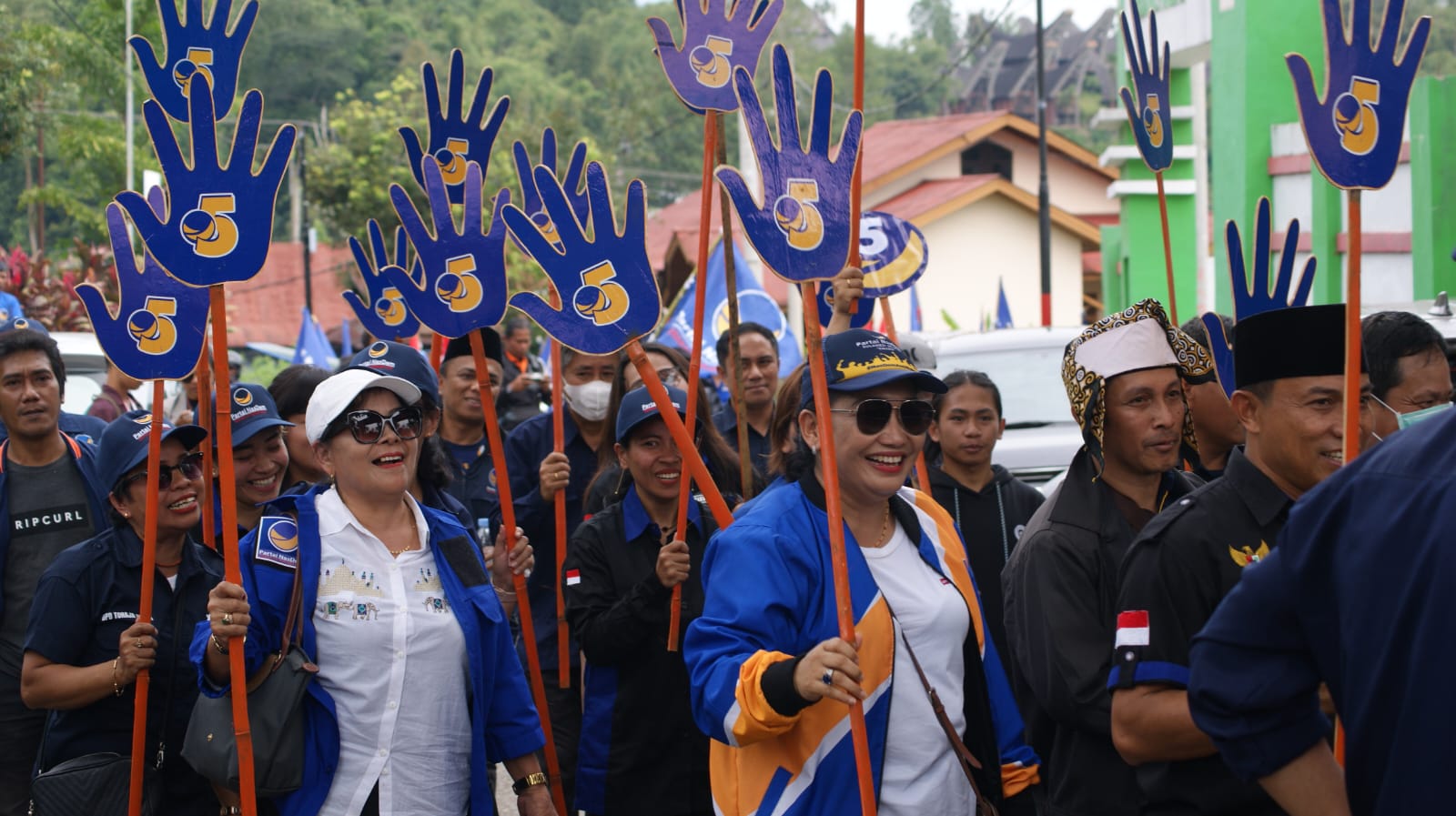 Kader dan Simpatisan Antar Pendaftaran Bacaleg NasDem di Toraja Utara