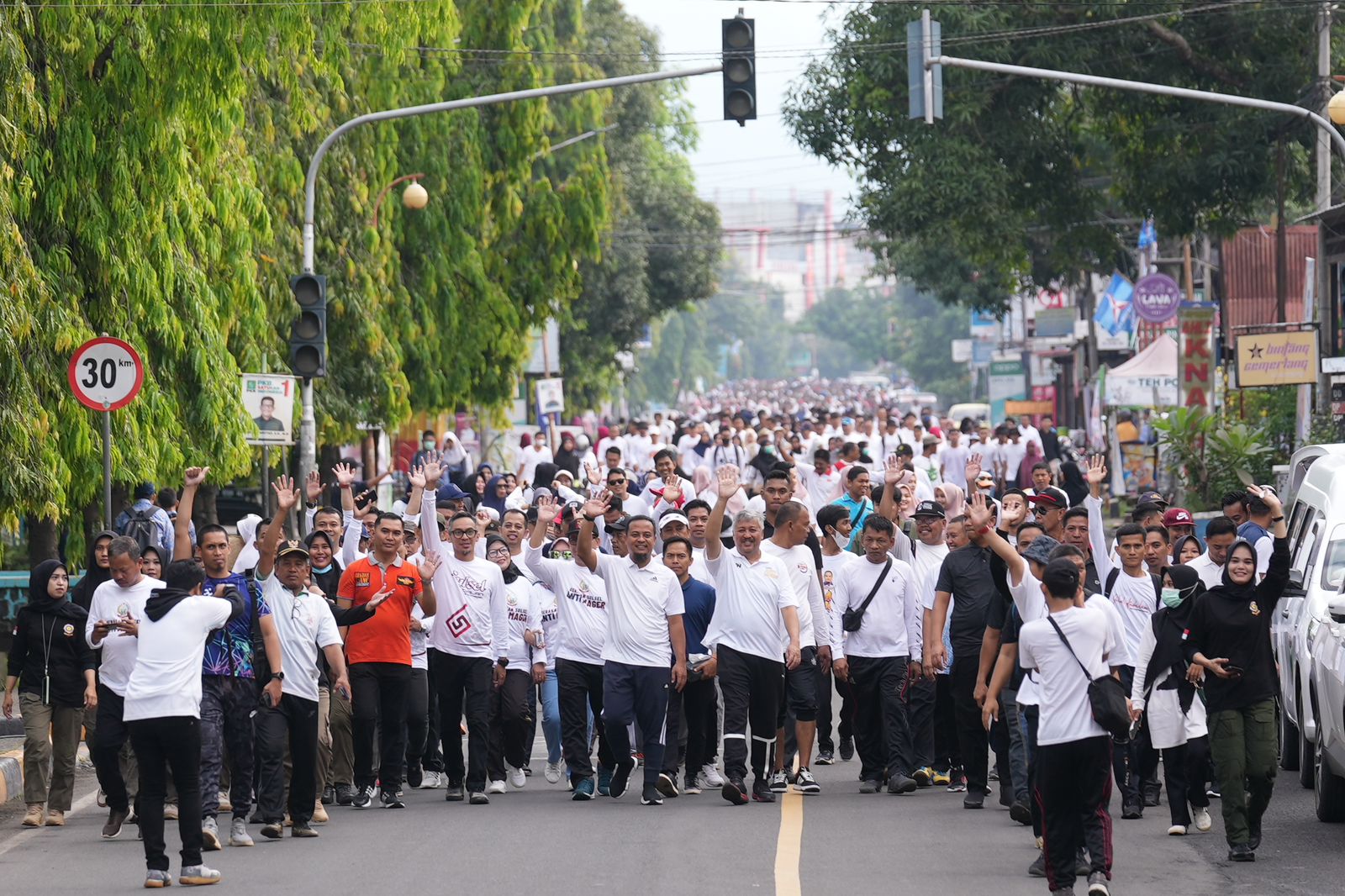 Gubernur Andi Sudirman Jalan Anti Mager Bersama 30 Ribu Masyarakat di Pinrang 1 Gubernur Andi Sudirman Jalan Anti Mager Bersama 30 Ribu Masyarakat di Pinrang