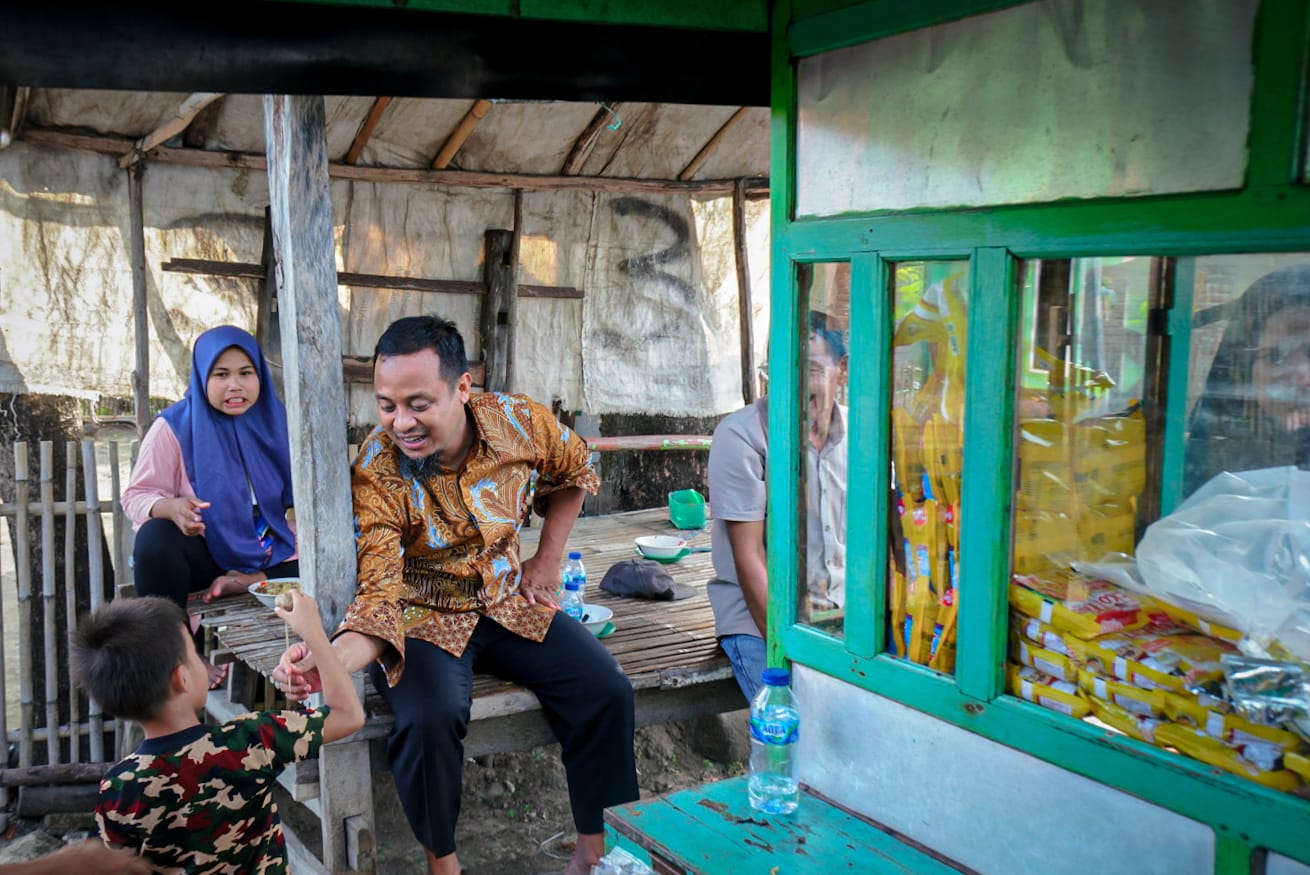 Singgah Makan Bakso Gerobak Pinggir Jalan, Warga Takalar: Sederhana, Baru Kali ini Ada Gubernur Singgah