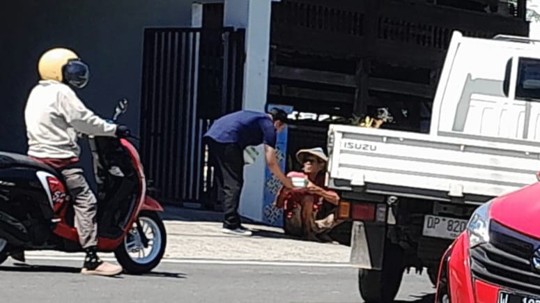 Jumat Berkah, AAS Berbagi Sedekah untuk Warga Parepare
