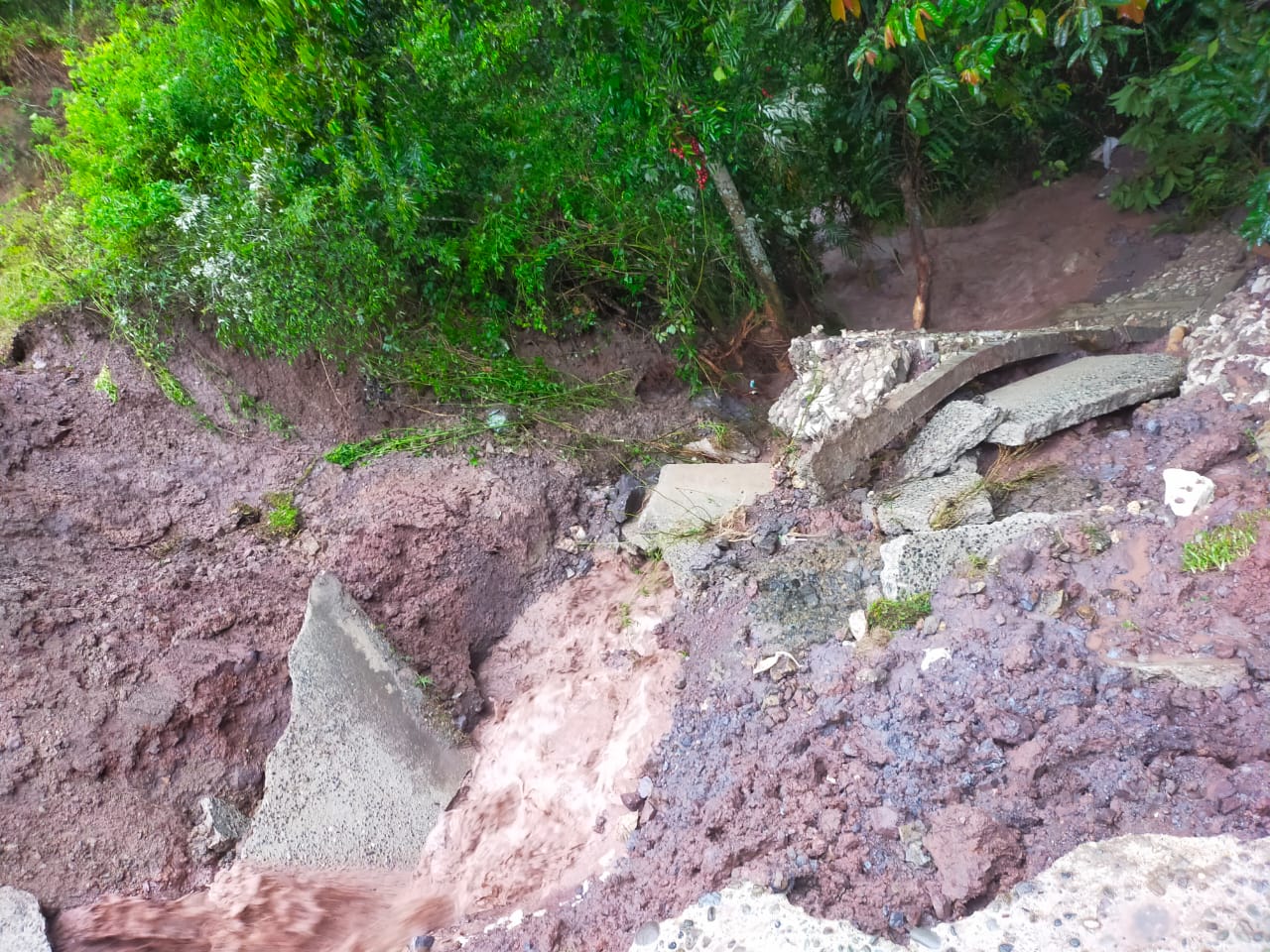 Jalan di Uluway Barat Tana Toraja Putus Diterjang Banjir Bandang 3 Jalan di Uluway Barat Tana Toraja Putus Diterjang Banjir Bandang