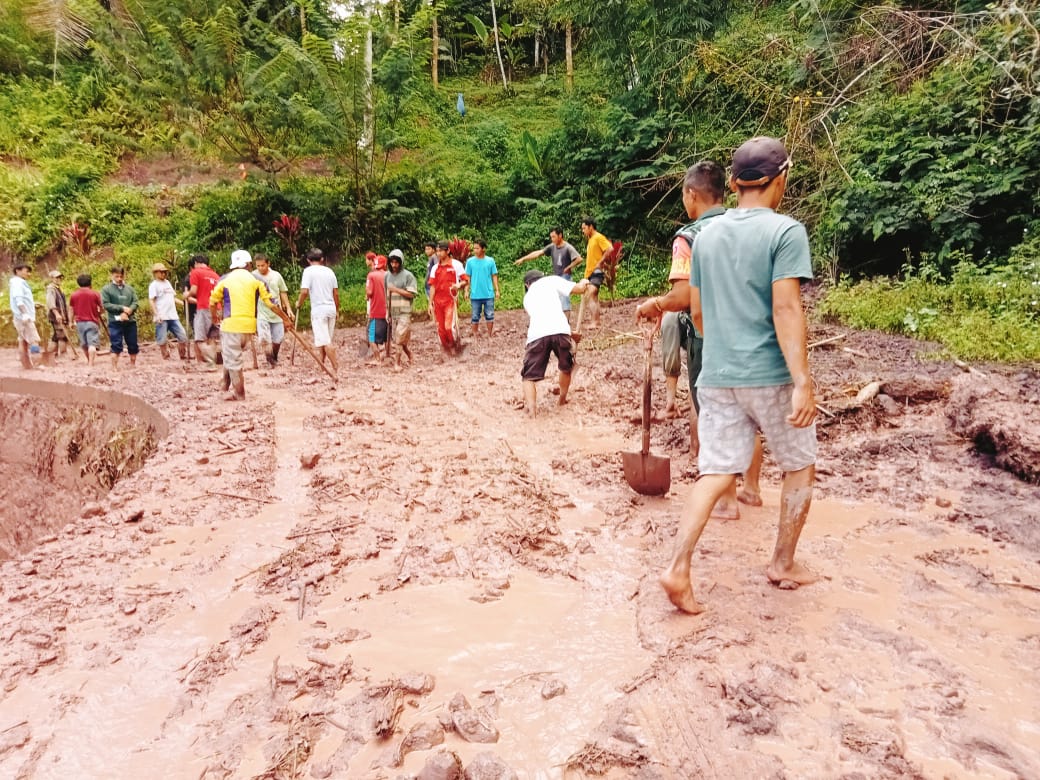 Tiga Titik Jalan di Poros Bokin – Tombang Kalua Toraja Utara Diterjang Longsor