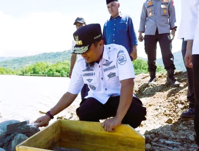 Gubernur Andi Sudirman Letakkan Batu Pertama Pembangunan Masjid Uwais Al-Qarni Palopo