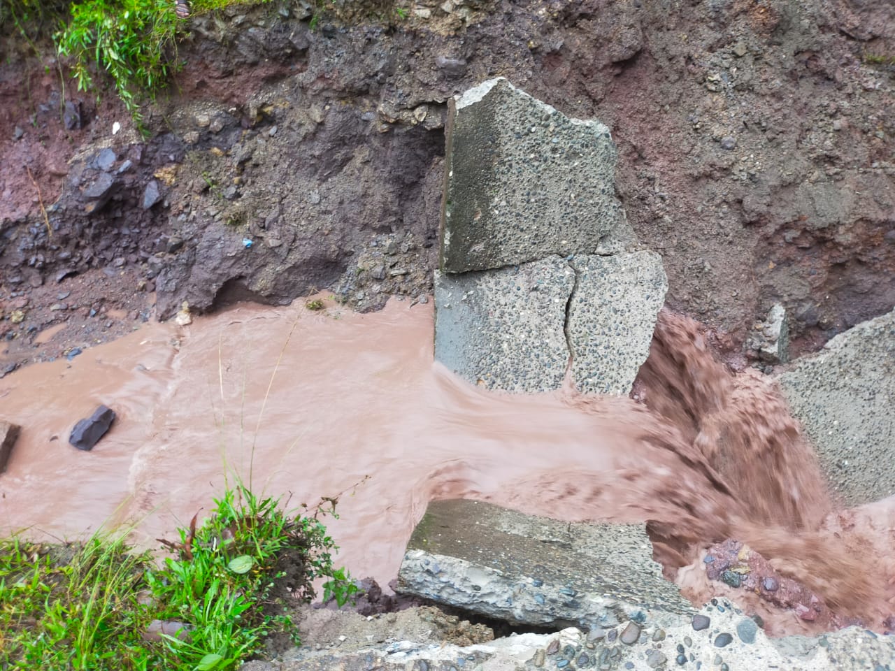 Jalan di Uluway Barat Tana Toraja Putus Diterjang Banjir Bandang 2 Jalan di Uluway Barat Tana Toraja Putus Diterjang Banjir Bandang