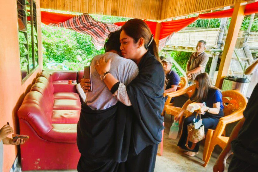 Eva Rataba Melayat ke Rumah Duka Korban Pembunuhan di Morowali