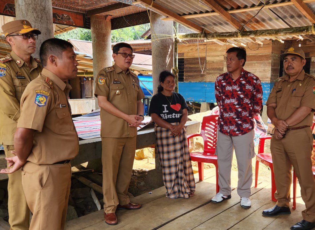 Sambangi Korban Jembatan Putus di Toraja Utara, Gubernur Melalui Stafsus Berikan Santunan 1 Sambangi Korban Jembatan Putus di Toraja Utara, Gubernur Melalui Stafsus Berikan Santunan