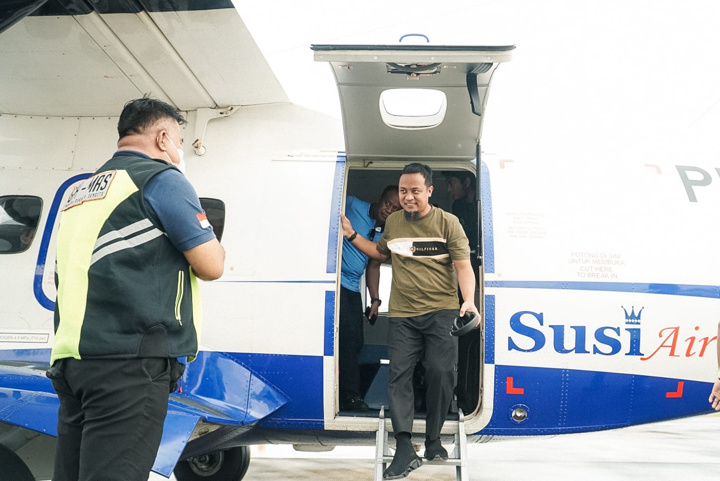 Gubernur Andi Sudirman Jajal Pesawat Susi Air Makassar – Bone