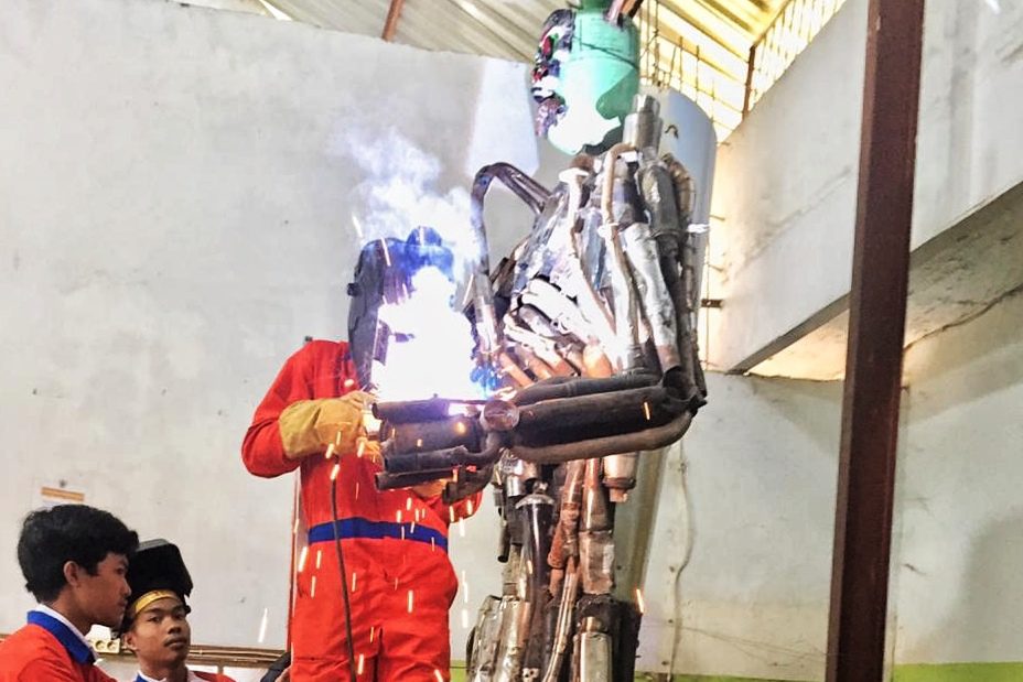 Kreatif, Siswa SMKN 1 Tana Toraja Sulap Knalpot Brong Jadi Robot