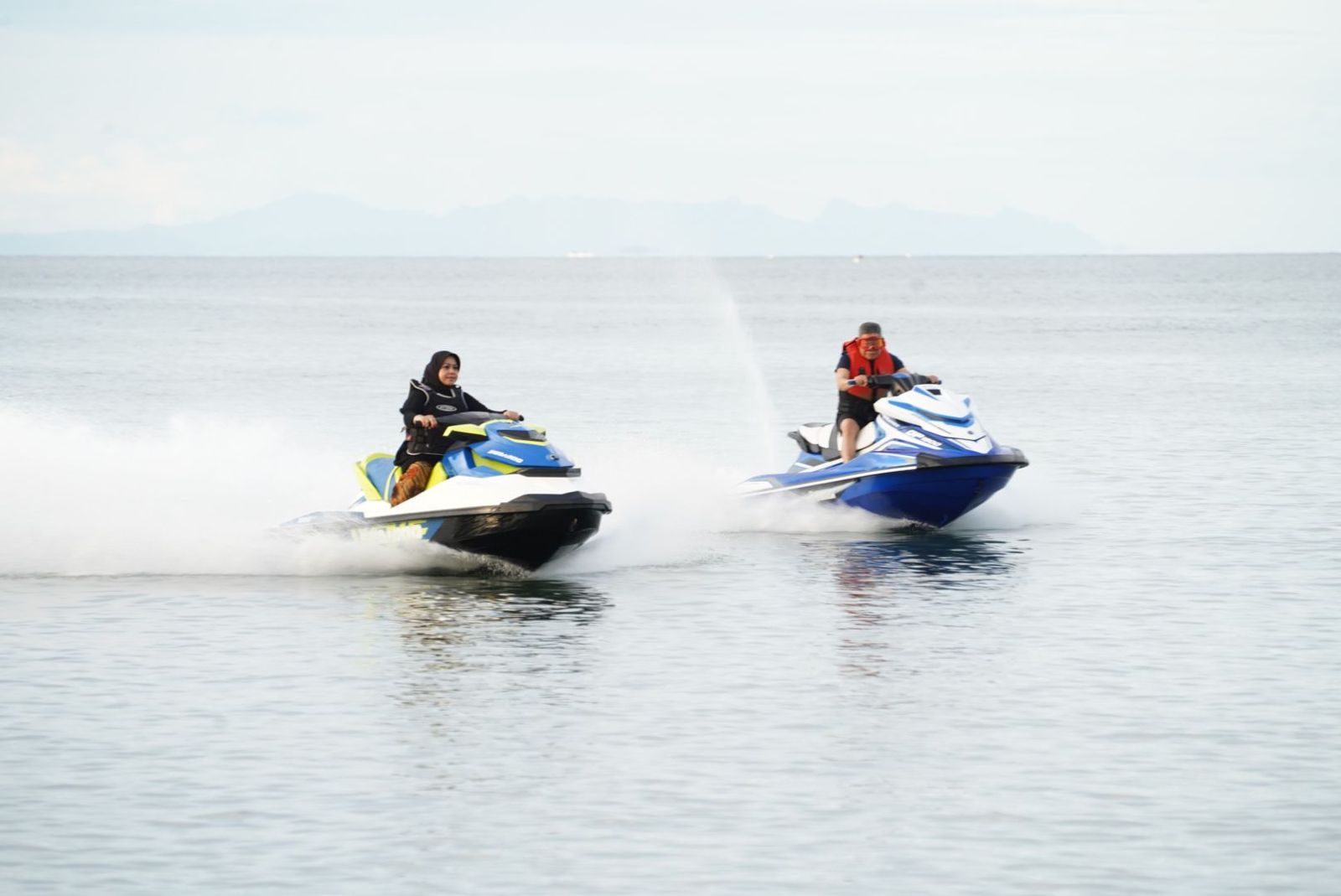 Libur Idul Adha, Taufan Pawe dan Istri Uji Adrenalin Naik Jet Ski di Pantai Lowita Pinrang