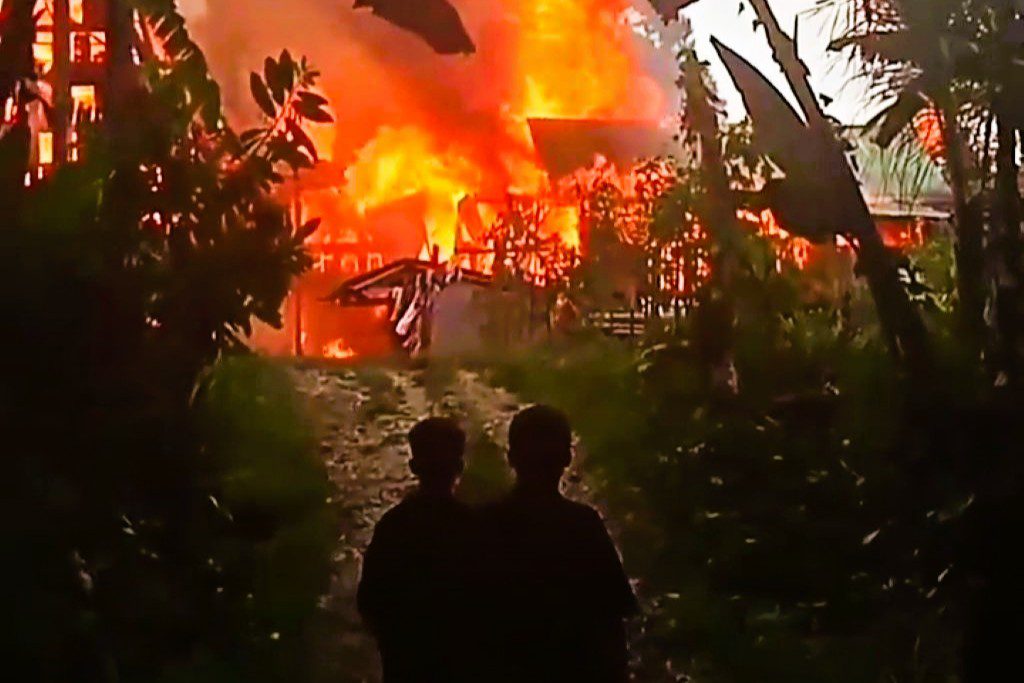 Breaking News: Rumah Tongkonan dan Dua Alang Dilalap Api di Buntao Toraja Utara, Satu Warga Terbakar