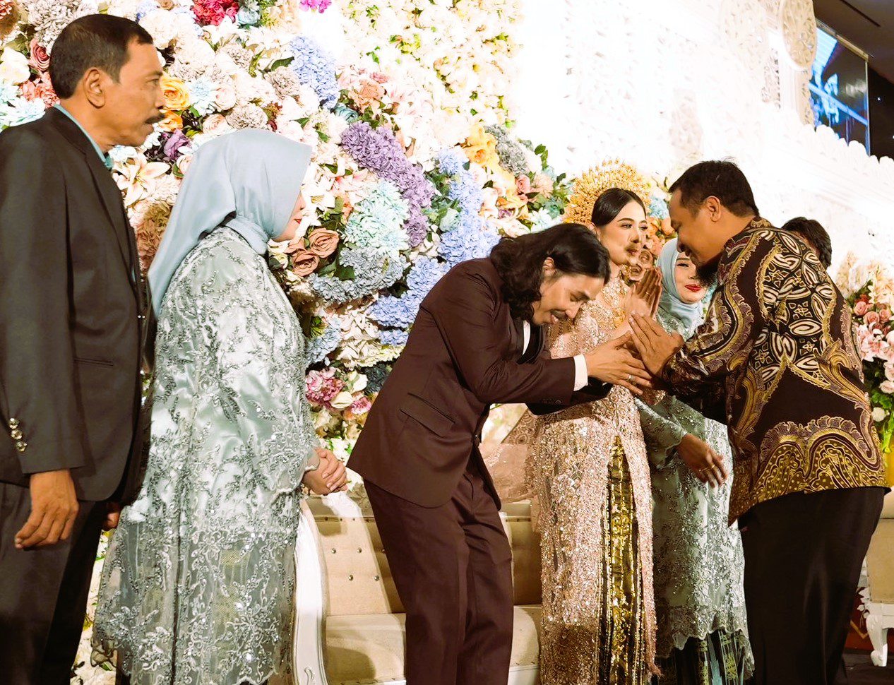 Hadiri Resepsi Tumming-Nanda, Andi Sudirman: Semoga Menjadi Keluarga Yang Samawa 1 Hadiri Resepsi Tumming-Nanda, Andi Sudirman: Semoga Menjadi Keluarga Yang Samawa