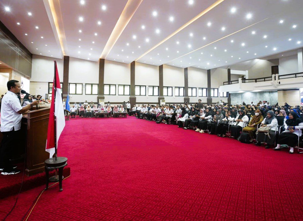 Gubernur Andi Sudirman Serahkan SK Kenaikan Jabatan Fungsional 856 PNS