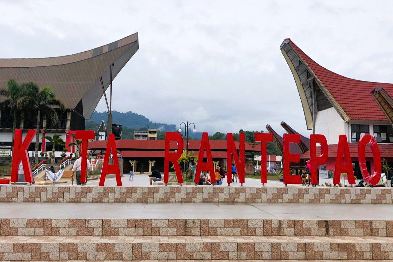 Baru 4 Bulan Dipasang, Plang Alun-alun Kota Rantepao Rusak