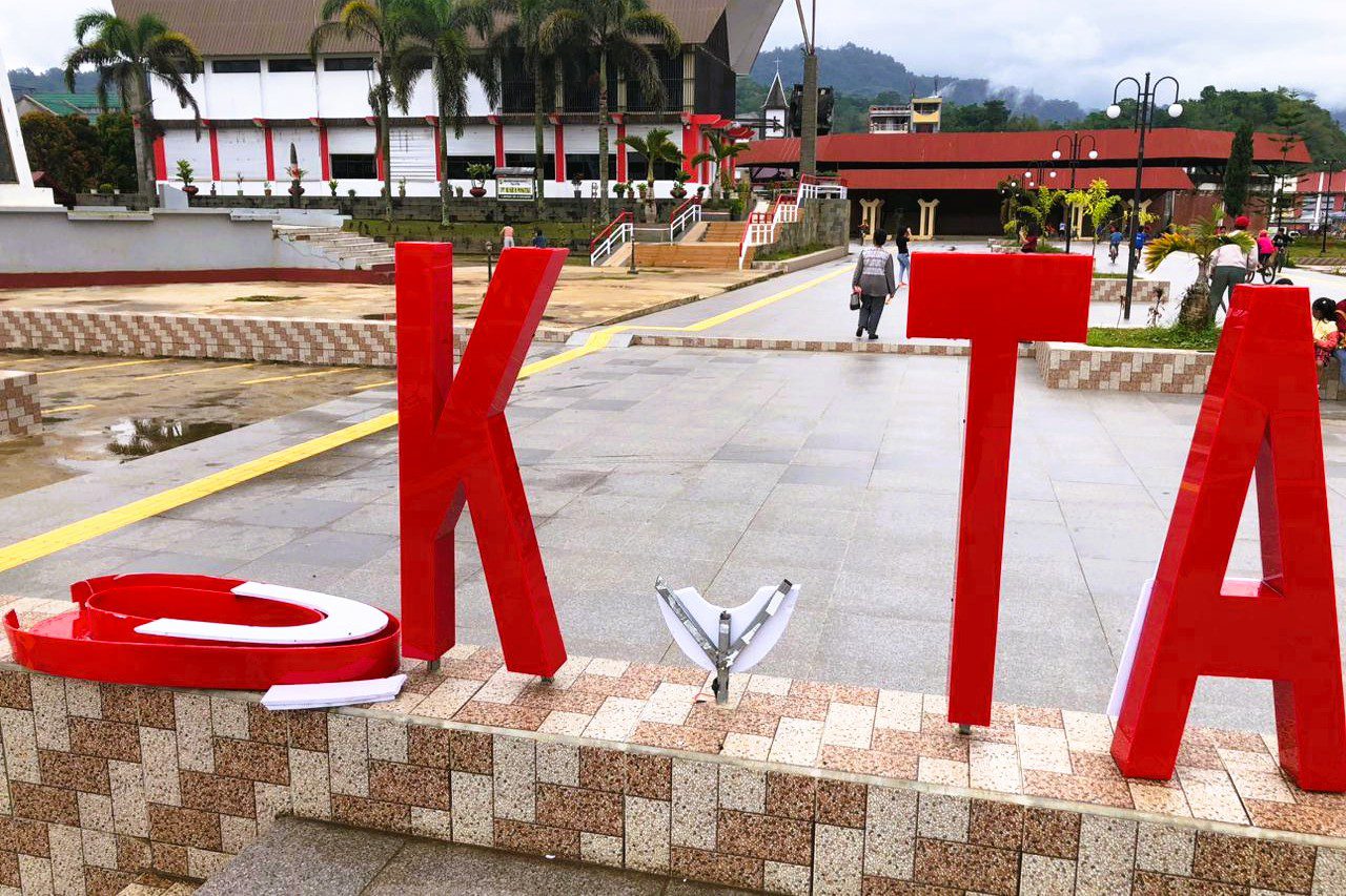Baru 4 Bulan Dipasang, Plang Alun-alun Kota Rantepao Rusak