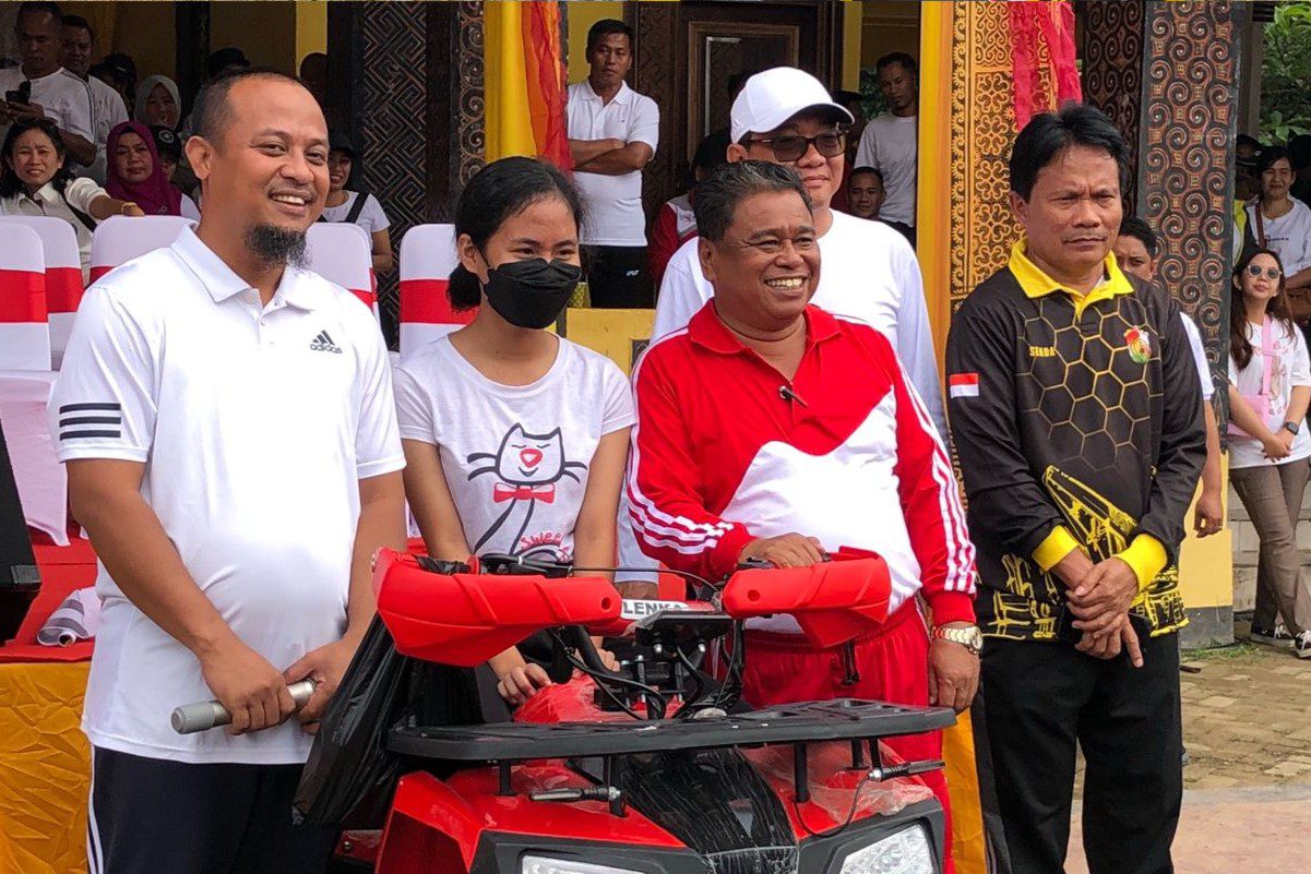 Gubernur Sulsel Beri Hadiah Menarik ke Pelajar dan Penyandang Tunanetra 1 Gubernur Sulsel Beri Hadiah Menarik ke Pelajar dan Penyandang Tunanetra
