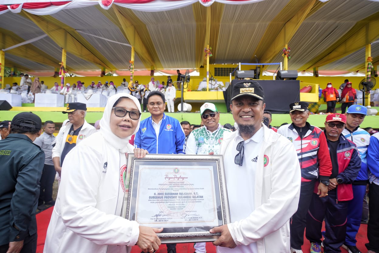 Gubernur Andi Sudirman Terima Penghargaan dari PGRI