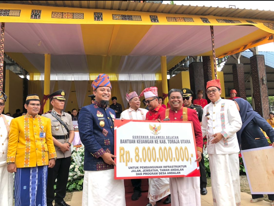 HUT ke 15 Toraja Utara, Gubernur Andi Sudirman Serahkan Bantuan Rp 8 Miliar