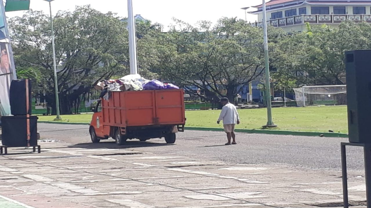 DLH Parepare Sigap Bersihkan Alun-alun Usai Perayaan PSM