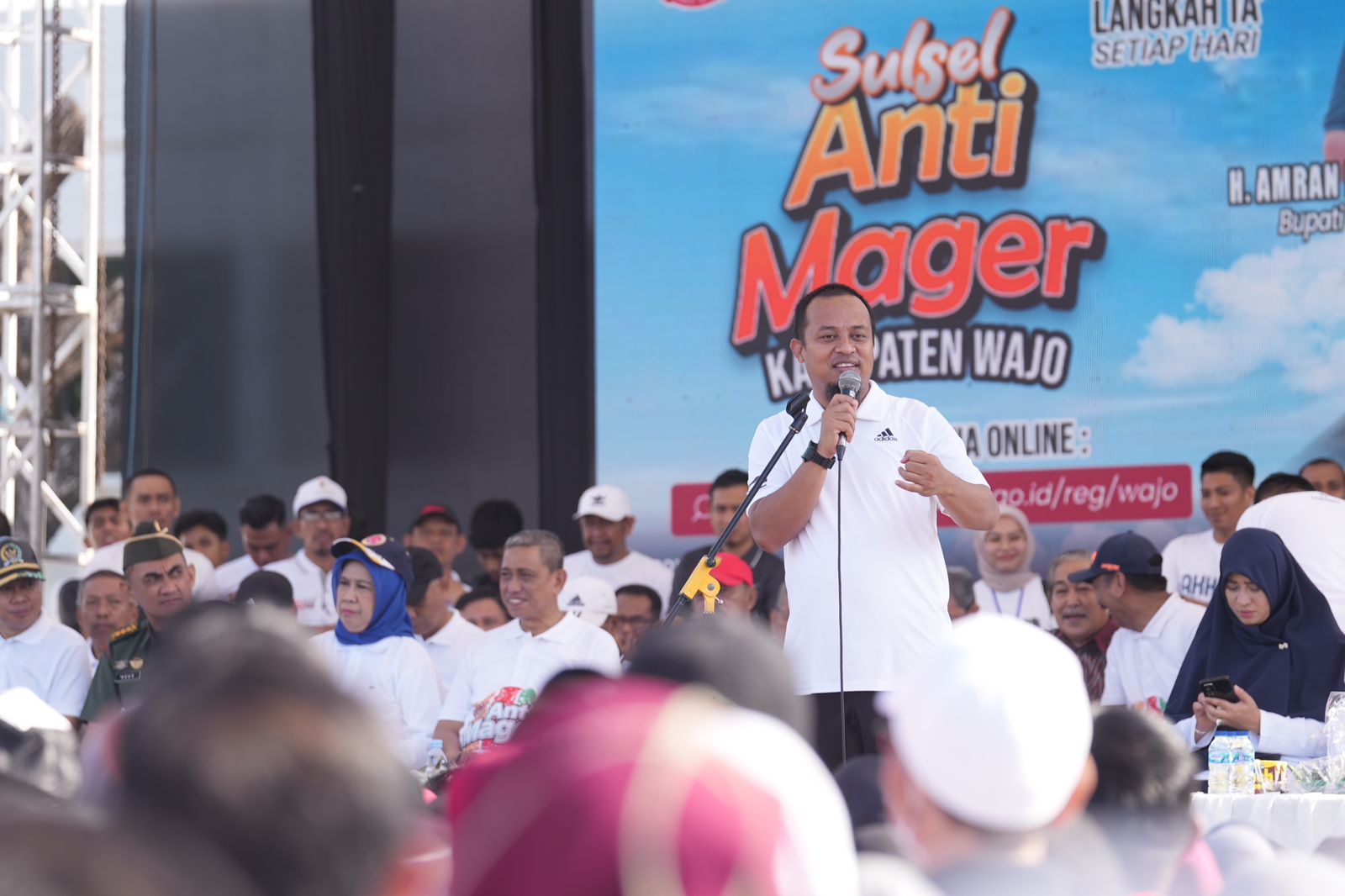Gubernur Andi Sudirman Bersama 20 Ribu Warga Wajo Jalan Sehat Anti Mager 2 Gubernur Andi Sudirman Bersama 20 Ribu Warga Wajo Jalan Sehat Anti Mager