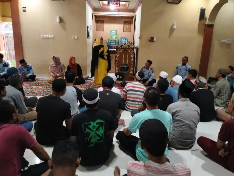 Ketua BKMT Parepare Sampaikan Tausiah ke Warga Binaan