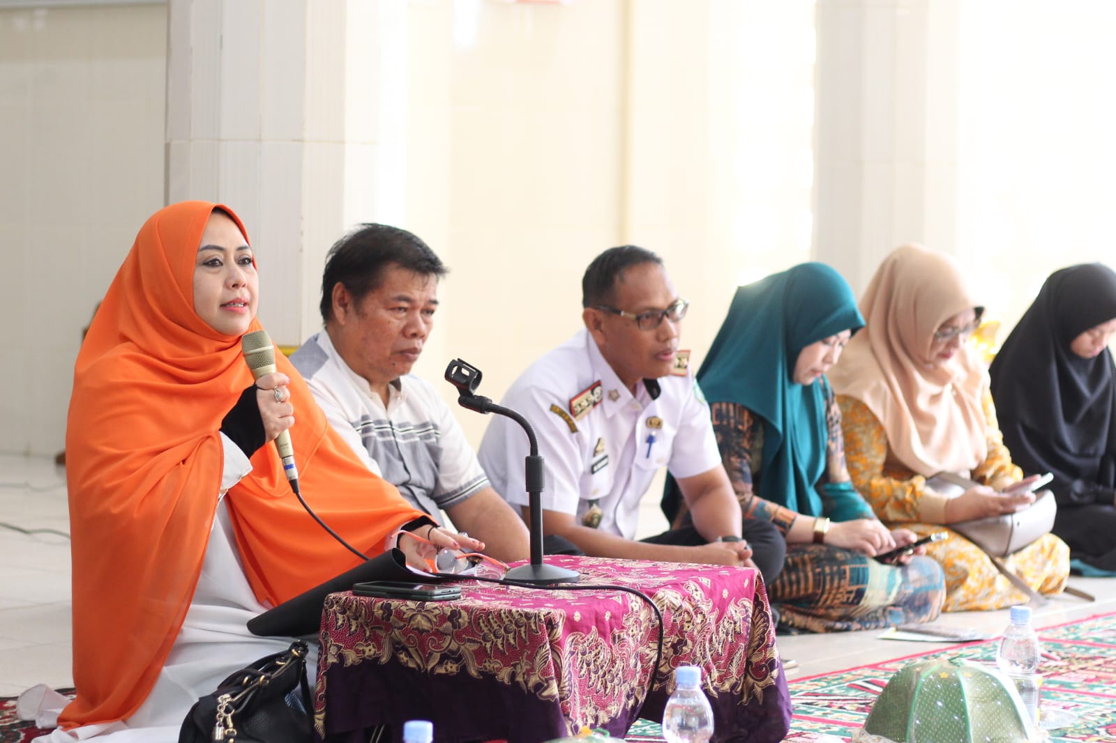 Lazismu Parepare Serahkan Paket Sembako ke Pengurus Masjid