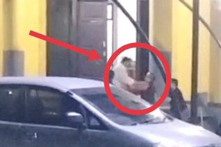 Viral! Dua Pria Terlibat Perkelahian di Sekretariat Golkar Tana Toraja