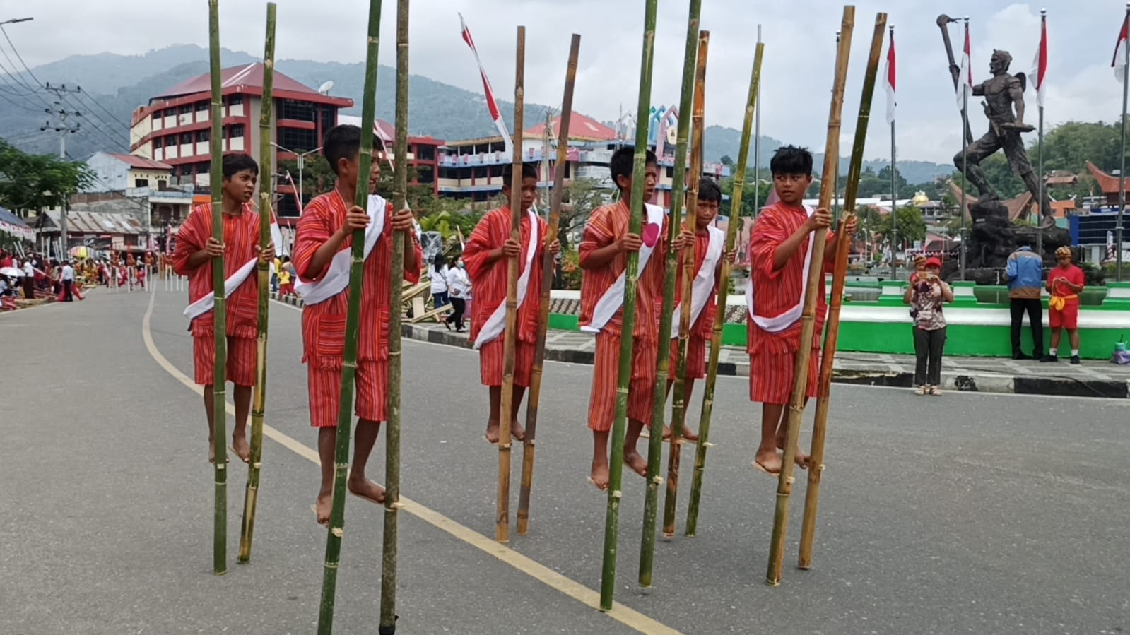 Keseruan Siswa di Tana Toraja Gerak Jalan Ma’Tekka