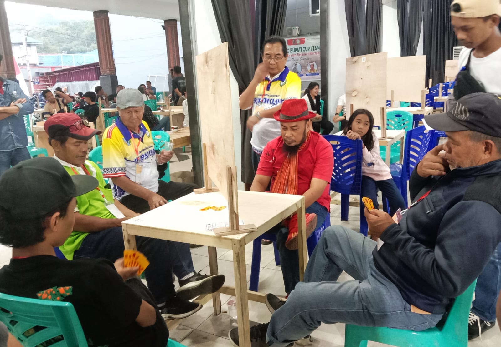 Berhadiah Kerbau Rp 40 Juta, Ratusan Peserta Adu Taktik di Turnamen Domino Bupati Tana Toraja Cup