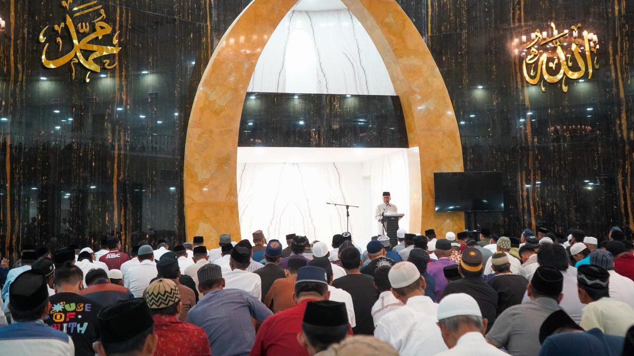 Taufan Pawe Lakukan Safari Ramadan Pertama di Masjid Terapung BJ Habibie