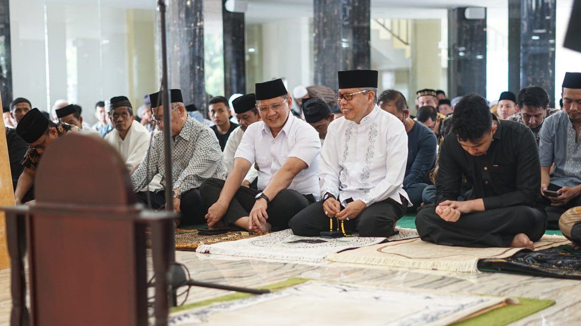 Kunjungi Parepare, Pj Wali Kota Batu Takjub Kemegahan Masjid Terapung BJ Habibie