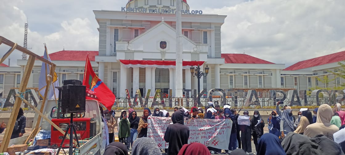 Hari Pertama Kerja Pj Wali Kota Palopo Disambut Demonstrasi
