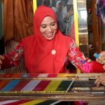 Sofha Marwah Bahtiar Kagumi Keunikan Tenun Sutera Wajo
