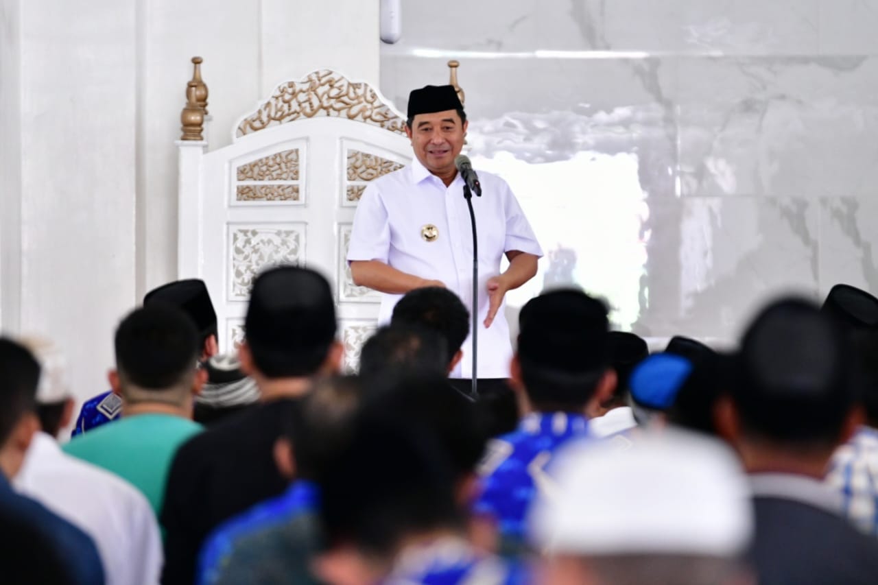 Pj Gubernur Bahtiar Salat Jumat di Masjid Syekh Yusuf, Silaturahmi dengan Warga Gowa