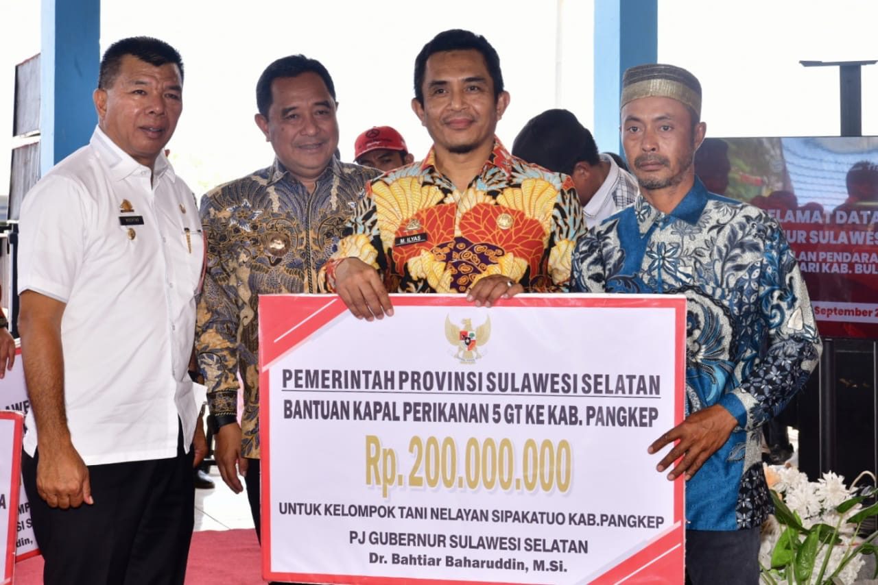 Pemprov Sulsel Serahkan Bantuan 8 Unit Kapal Nelayan di Bulukumba