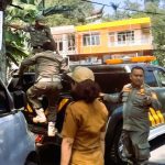 Banner dan Baliho Para Bacaleg Yang Terpaku di Pohon Mulai Dibersihkan