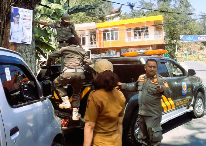Banner dan Baliho Para Bacaleg Yang Terpaku di Pohon Mulai Dibersihkan