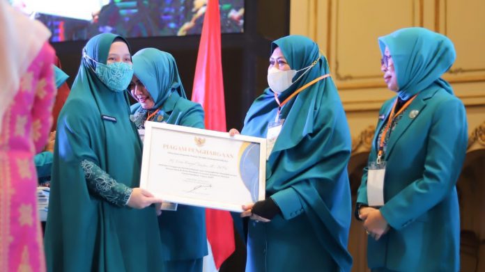 PKK Parepare Terima Penghargaan Penggerak Pemberdayaan dan Peningkatan Kesejahteraan Masyarakat Pasca Pandemi 