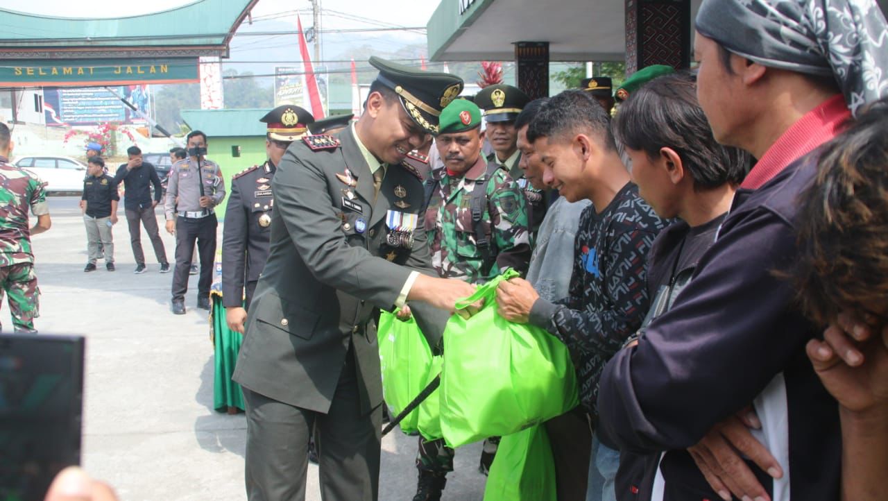 Kodim 1414 Tana Toraja Rayakan HUT TNI ke 78 dengan Berbagi Sembako