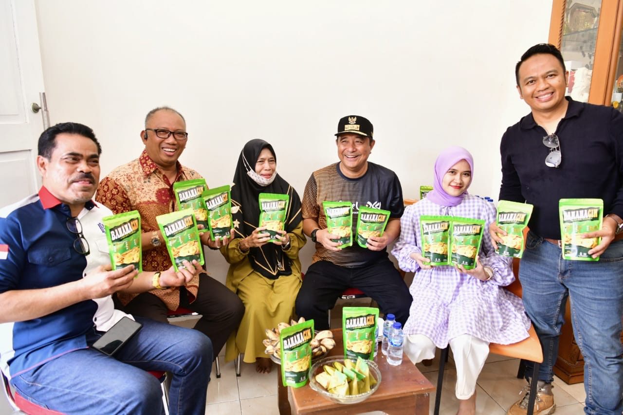 Kunjungi Pelaku Usaha Rumahan Kripik Pisang di Makassar, Pj Gubernur Bahtiar Bantu Promosi