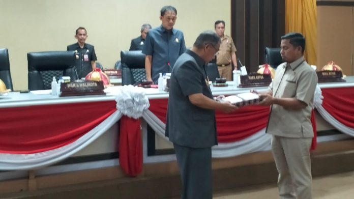 Wakil Wali Kota Serahkan Ranperda Anggaran Perubahan ke DPRD Parepare