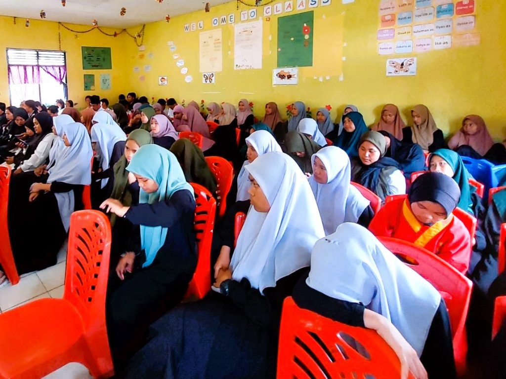 Di Hari Santri, KPU Tana Toraja Nonton Bareng "Kejarlah Janji" di Pesantren Al Hidayah
