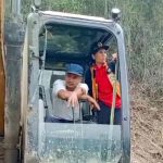 Seorang Wanita di Tana Toraja Halangi Alat Berat PT Malea : Ini Tanah Leluhur Kami